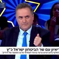 Le ministre de la Défense, Israel Katz, annonçant qu'il remplace le général en chef de l'armée israélienne en Cisjordanie, sur la Quatorzième chaîne, le 2 août 2026. (Crédit : Capture d'écran)