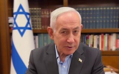 Le Premier ministre Benjamin Netanyahu appelant les électeurs à ne pas soutenir les petits partis de droite, afin d'améliorer les chances de sa coalition actuelle de conserver le pouvoir, dans une vidéo diffusée le 24 août 2026. (Crédit : Benjamin Netanyahu via Instagram) Le Premier ministre Benjamin Netanyahu appelant les électeurs à ne pas soutenir les petits partis de droite, afin d'améliorer les chances de sa coalition actuelle de conserver le pouvoir, dans une vidéo diffusée le 24 août 2026. (Crédit : Benjamin Netanyahu via Instagram)