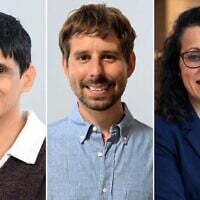 De gauche à droite : la professeure Ayelet Erez de l'Institut Weizmann des sciences, le Dr Yarden Ariav, chercheur au sein du laboratoire d'Ayelet Erez, et la Dr Samah Hayek, épidémiologiste senior chez Clalit Health Services et maître de conférences au département d'épidémiologie et de médecine préventive de l'École de santé publique de l'université de Tel Aviv. (Autorisation : Institut Weizmann des sciences et Clalit Innovation)