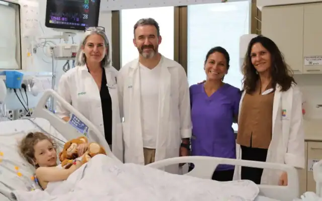 Bel Finkelstein, qui a reçu une transplantation d’un organe de Shahar Gamla, au centre médical pour enfants Schneider, à Petah Tikva, en juin 2026. (Crédit : Centre médical pour enfants Clalit-Schneider)