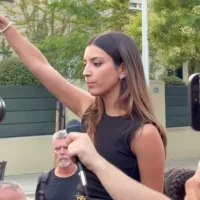 Isabel Peralta faisant un salut nazi lors d’une manifestation à Madrid, le 31 juillet 2026. (Crédit : capture d’écran X.com)