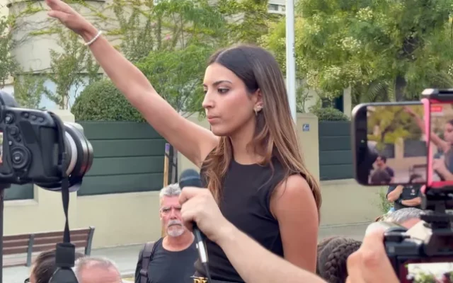 Isabel Peralta faisant un salut nazi lors d’une manifestation à Madrid, le 31 juillet 2026. (Crédit : capture d’écran X.com)