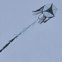 Un cerf-volant, vraisemblablement lancé depuis la bande de Gaza, aperçu au-dessus du kibboutz Nahal Oz, le 22 août 2026. (Crédit : Réseaux sociaux ; utilisée conformément à l’article 27a de la loi sur le droit d’auteur)