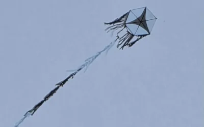 Un cerf-volant, vraisemblablement lancé depuis la bande de Gaza, aperçu au-dessus du kibboutz Nahal Oz, le 22 août 2026. (Crédit : Réseaux sociaux ; utilisée conformément à l’article 27a de la loi sur le droit d’auteur)