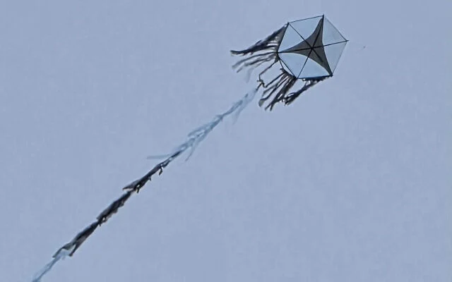 Un cerf-volant, vraisemblablement lancé depuis la bande de Gaza, aperçu au-dessus du kibboutz Nahal Oz, le 22 août 2026. (Crédit : Réseaux sociaux ; utilisée conformément à l’article 27a de la loi sur le droit d’auteur)