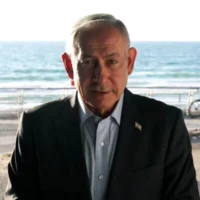 Le Premier ministre Benjamin Netanyahu s'exprimant depuis la côte israélienne au sujet de la découverte du navire Altalena coulé en 1948, le 24 août 2026. (Crédit : Capture d'écran/Bureau de la presse gouvernementale)