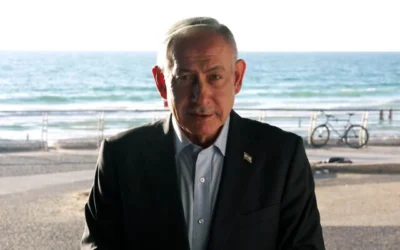 Le Premier ministre Benjamin Netanyahu s'exprimant depuis la côte israélienne au sujet de la découverte du navire Altalena coulé en 1948, le 24 août 2026. (Crédit : Capture d'écran/Bureau de la presse gouvernementale)