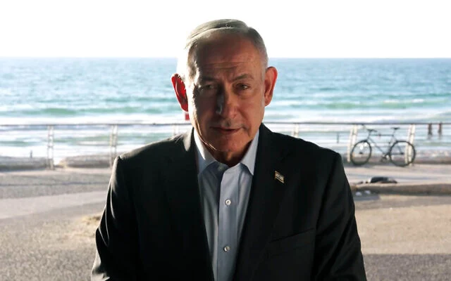 Le Premier ministre Benjamin Netanyahu s'exprimant depuis la côte israélienne au sujet de la découverte du navire Altalena coulé en 1948, le 24 août 2026. (Crédit : Capture d'écran/Bureau de la presse gouvernementale)