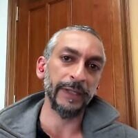 Le professeur Mohamed Abdou s'exprimant dans une interview accordée à The Electronic Intifada et publiée le 27 avril 2024. (Crédit : Capture d'écran ; utilisée conformément à l'article 27a de la loi sur le droit d'auteur)