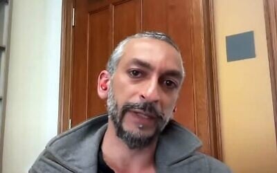 Le professeur Mohamed Abdou s'exprimant dans une interview accordée à The Electronic Intifada et publiée le 27 avril 2024. (Crédit : Capture d'écran ; utilisée conformément à l'article 27a de la loi sur le droit d'auteur)