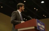 William Lawrence, candidat démocrate au Congrès américain dans le Michigan, s’exprime lors d’un rassemblement animé par le candidat au Sénat américain Abdul El-Sayed et le sénateur américain Bernie Sanders, le 19 juillet 2026, à Lansing, dans le Michigan. (Crédit : Capture d’écran/YouTube/JTA)