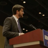 William Lawrence, candidat démocrate au Congrès américain dans le Michigan, s’exprime lors d’un rassemblement animé par le candidat au Sénat américain Abdul El-Sayed et le sénateur américain Bernie Sanders, le 19 juillet 2026, à Lansing, dans le Michigan. (Crédit : Capture d’écran/YouTube/JTA)