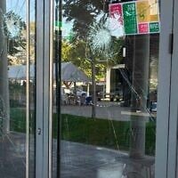Les vitrines de la succursale « Pasta Basta » brisées, à Herzliya, le 31 juillet 2026. (Crédit : Yaron Fisher, maire d'Herzliya/Facebook)