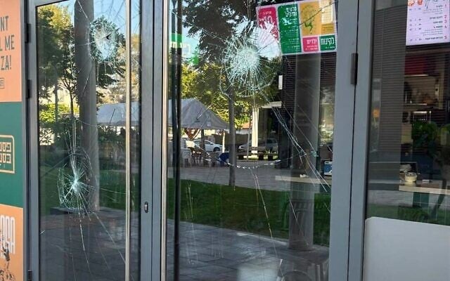 Les vitrines de la succursale « Pasta Basta » brisées, à Herzliya, le 31 juillet 2026. (Crédit : Yaron Fisher, maire d'Herzliya/Facebook)
