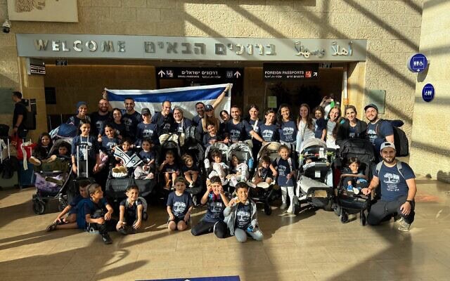 Le groupe de 47 Juifs perses de New York qui font leur alyah ensemble, à leur arrivée à l’aéroport Ben Gourion, le 11 août 2026. (Crédit : Nefesh B'Nefesh) Le groupe de 47 Juifs perses de New York qui font leur alyah ensemble, à leur arrivée à l’aéroport Ben Gourion, le 11 août 2026. (Crédit : Nefesh B'Nefesh)