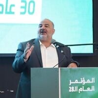 Le député Mansour Abbas, chef de Raam, s'adressant aux délégués de son parti lors de leur congrès, à Tayibe, le 22 août 2026. (Crédit : Facebook)