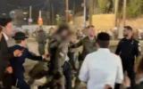Des policiers procèdent à l’arrestation d’un suspect lors d’une émeute menée par des extrémistes ultra-orthodoxes contre la construction du tramway de Jérusalem, le 27 août 2026. (Crédit : capture d’écran/X)