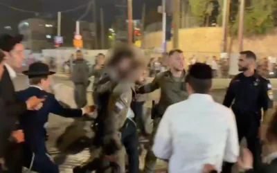 Des policiers procèdent à l’arrestation d’un suspect lors d’une émeute menée par des extrémistes ultra-orthodoxes contre la construction du tramway de Jérusalem, le 27 août 2026. (Crédit : capture d’écran/X)