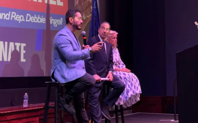 De gauche à droite : Abdul El-Sayed, candidat démocrate du Michigan au Sénat américain, aux côtés de Jamie Raskin, député du Maryland, et de Debbie Dingell, députée du Michigan, lors d’une réunion publique à Ann Arbor, dans le Michigan, le 26 août 2026. (Crédit : Andrew Lapin/JTA)