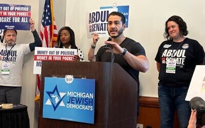 Abdul El-Sayed, candidat démocrate du Michigan au Sénat américain, s'adressant au Caucus juif démocrate de l'État lors de la convention d'investiture du parti, à Lansing, dans le Michigan, le 29 août 2026. (Crédit : Andrew Lapin/JTA)