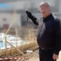 Le ministre de la Sécurité nationale, Itamar Ben Gvir, devant un chantier où, selon lui, une potence est en cours de construction, dans une vidéo publiée le 18 août 2026. (Crédit : Capture d’écran/X)