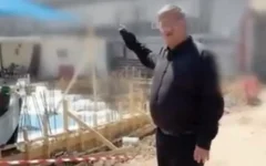 Le ministre de la Sécurité nationale, Itamar Ben Gvir, devant un chantier où, selon lui, une potence est en cours de construction, dans une vidéo publiée le 18 août 2026. (Crédit : Capture d’écran/X)