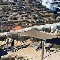 Des partisans du mouvement pro-implantations devant le domicile de Youssef Hassan, dans le village de Qusra, en Cisjordanie, au sud de Naplouse, le 10 août 2026. (Autorisation)