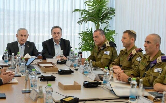 Le Premier ministre Benjamin Netanyahu s'entretenant avec de hauts responsables au sujet de la sécurité en Cisjordanie, le 24 août 2026. (Crédit : Maayan Toaf/Bureau de la presse gouvernementale)