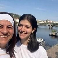 Une photo non datée montrant Mali (à gauche) et Liel Yahalomi, une mère et sa fille israéliennes qui avaient disparu à Vienne le 7 août 2026 et qui ont été retrouvées saines et sauves en Argentine le 14 août 2026. (Crédit : Ambassade d’Israël en Autriche)