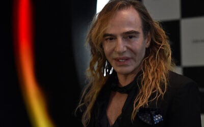 John Galliano, à Moscou, le 22 mai 2014. (Crédit : KIRILL KUDRYAVTSEV/AFP) John Galliano, à Moscou, le 22 mai 2014. (Crédit : KIRILL KUDRYAVTSEV/AFP)