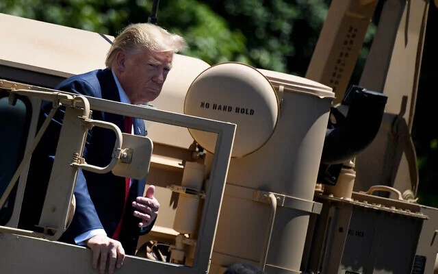 Illustration : Le président américain Donald Trump sortant d'un camion de missiles THAAD, à la Maison Blanche, à Washington, le 15 juillet 2019. (Crédit : Brendan Smialowski/AFP)