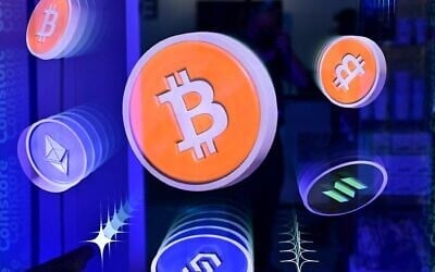 Illustration : Les logos de Bitcoin et de différentes cryptomonnaies affichés lors de la conférence Token2049, à Dubaï, le 1ᵉʳ mai 2025. (Crédit : Giuseppe Cacace/AFP) Illustration : Les logos de Bitcoin et de différentes cryptomonnaies affichés lors de la conférence Token2049, à Dubaï, le 1ᵉʳ mai 2025. (Crédit : Giuseppe Cacace/AFP)