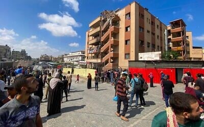 Des Gazaouis rassemblés devant l’hôpital Nasser, à Khan Younès, dans le sud de la bande de Gaza, le 25 août 2025. (Crédit : AFP) Des Gazaouis rassemblés devant l’hôpital Nasser, à Khan Younès, dans le sud de la bande de Gaza, le 25 août 2025. (Crédit : AFP)