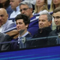 Le commissaire de la NBA Adam Silver (à gauche), Joshua Kushner (2e à partir de la gauche) et le PDG de Disney Bob Iger (2e à partir de la droite) assistent à un match de l'US Open au USTA Billie Jean King National Tennis Center le 2 septembre 2025, dans le quartier de Flushing du borough de Queens à New York. (Sarah Stier/Getty Images/AFP)