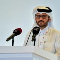 Le porte-parole du ministère des Affaires étrangères du Qatar, Majed al-Ansari, lors d'une conférence de presse organisée dans le cadre du sommet d'urgence arabo-islamique de 2025, à Doha, le 15 septembre 2025. (Crédit: Mahmud HAMS / AFP)