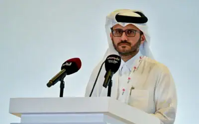 Le porte-parole du ministère des Affaires étrangères du Qatar, Majed al-Ansari, lors d'une conférence de presse organisée dans le cadre du sommet d'urgence arabo-islamique de 2025, à Doha, le 15 septembre 2025. (Crédit: Mahmud HAMS / AFP)