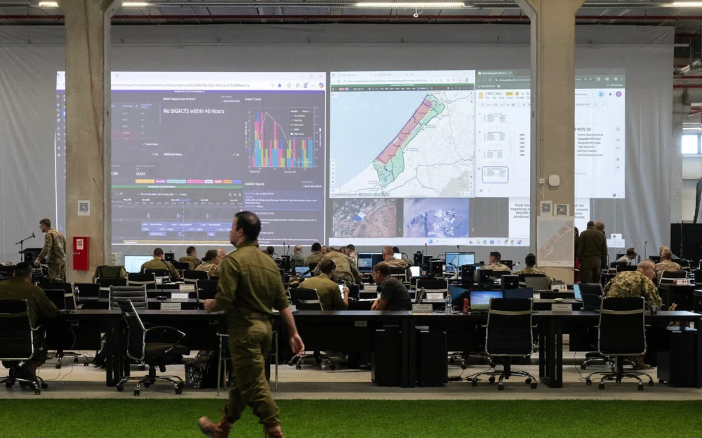 Du personnel travaille au Centre de coordination civilo-militaire (CMCC) dirigé par les États-Unis, dans la ville de Kiryat Gat, dans le sud du pays, le 19 novembre 2025. (Crédit: Ahikam Seri / AFP)