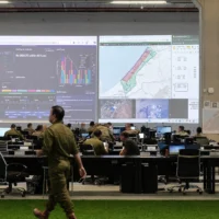Du personnel travaille au Centre de coordination civilo-militaire (CMCC) dirigé par les États-Unis, dans la ville de Kiryat Gat, dans le sud du pays, le 19 novembre 2025. (Crédit: Ahikam Seri / AFP)