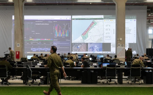 Du personnel travaille au Centre de coordination civilo-militaire (CMCC) dirigé par les États-Unis, dans la ville de Kiryat Gat, dans le sud du pays, le 19 novembre 2025. (Crédit: Ahikam Seri / AFP)
