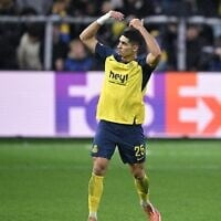 L'attaquant israélien n°25 de l'Union Saint-Gilloise, Anan Khalaili, célèbre son deuxième but lors de la 6e journée de la phase de groupes de la Ligue des champions de l'UEFA, lors du match de football opposant la Royale Union Saint-Gilloise (BEL) à l'Olympique de Marseille (FRA), au stade du RSC Anderlecht à Bruxelles, en Belgique, le 9 décembre 2025. (Crédit : Nicolas Tucat/AFP)
