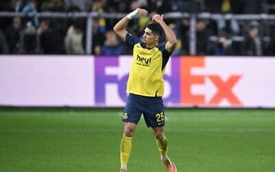 L'attaquant israélien n° 25 de l'Union Saint-Gilloise, Anan Khalaili, célébrant le deuxième but de son équipe lors du match de football de la 6ᵉ journée de la phase de groupes de la Ligue des champions de l'UEFA, opposant la Royale Union Saint-Gilloise (BEL) à l'Olympique de Marseille (FRA), au stade du RSC Anderlecht à Bruxelles, en Belgique, le 9 décembre 2025. (Crédit: Nicolas Tucat/AFP)