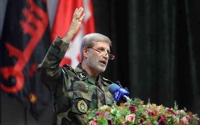 Le chef de l'armée iranienne, Amir Hatami, s'adressant à des élèves de l'académie militaire, à Téhéran, sur une photo diffusée le 7 janvier 2026. (Crédit :  Service de presse de l'armée iranienne/AFP)