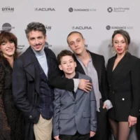 (De g. à dr.) Neta Orbach, Mor Dimri, Moshe Rosenthal, Yair Mazor, Ido Tako, Keren Tzur et Assi Cohen assistent à la première de "Hatsmaout " ("Tell Me Everything" en anglais) lors du Festival du film de Sundance 2026 au Ray Theatre, le 25 janvier 2026 à Park City, Utah. (Crédit : Neilson Barnard/Getty Images/AFP)