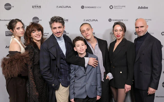 (De g. à dr.) Neta Orbach, Mor Dimri, Moshe Rosenthal, Yair Mazor, Ido Tako, Keren Tzur et Assi Cohen assistent à la première de "Hatsmaout " ("Tell Me Everything" en anglais) lors du Festival du film de Sundance 2026 au Ray Theatre, le 25 janvier 2026 à Park City, Utah. (Crédit : Neilson Barnard/Getty Images/AFP)
