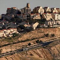 Cette photo, prise depuis la zone E1 au nord-est de Jérusalem, montre des véhicules circulant sur une autoroute près de l'implantation  de Maale Adumim, en Cisjordanie, le 4 février 2026. (Crédit : Ahmad Gharabli/AFP)