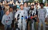 Des activistes de la Global Sumud Flotilla, ayant été interpellés par les forces de sécurité israéliennes, s'expriment lors d'une conférence de presse à leur arrivée, à l'aéroport international de Sydney, le 25 mai 2026. (Crédit : David Gray/AFP)