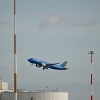 L'avion transportant le pape Léon XIV, en route pour Madrid, décollant de l'aéroport de Fiumicino, à Rome, le 6 juin 2026. (Crédit : Alberto Pizzoli/AFP)