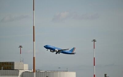 L'avion transportant le pape Léon XIV, en route pour Madrid, décollant de l'aéroport de Fiumicino, à Rome, le 6 juin 2026. (Crédit : Alberto Pizzoli/AFP)