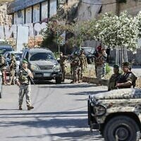 Illustration : Des soldats libanais tenant un poste de contrôle, à l'entrée de Nabatieh, le 15 juin 2026. (Crédit : Mahmoud Zayyat/AFP)