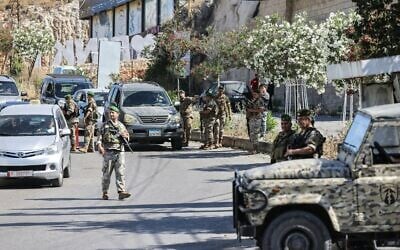 Illustration : Des soldats libanais tenant un poste de contrôle, à l'entrée de Nabatieh, le 15 juin 2026. (Crédit : Mahmoud Zayyat/AFP)